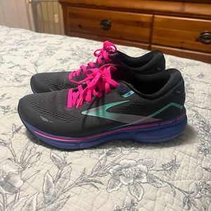 Brooks Ghost 15 size 8.5 women’s. Worn in clinic setting. No box provided.